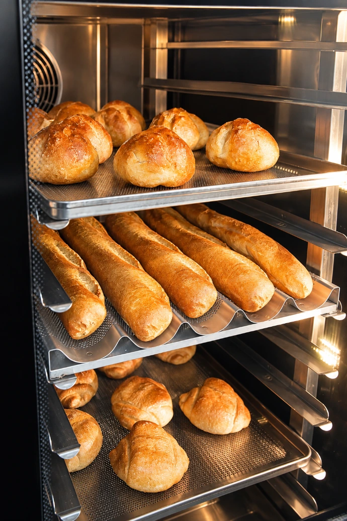 Cottura di pane e baguette in forno professionale per panificazione